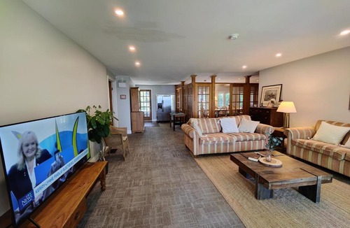Georgina Ski Chalet | 134 Entire 7BR Lakefront Cottage Beach, Kayaks