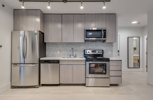 Coal Harbour Apartment | 1425 Haro Street - 3 Bedroom /2 Bathroom
