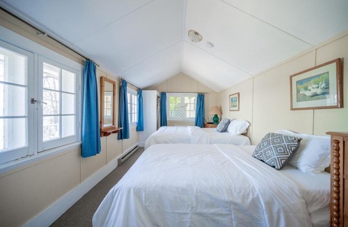 Georgina House | 146 Peaceful 3BR Lakeside Retreat for Families