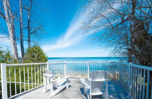 Georgina House | 146 Peaceful 3BR Lakeside Retreat for Families