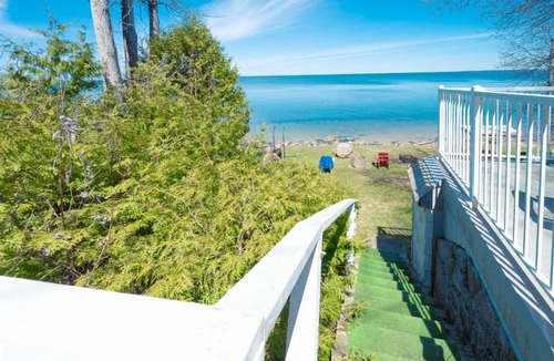 Georgina House | 146 Peaceful 3BR Lakeside Retreat for Families