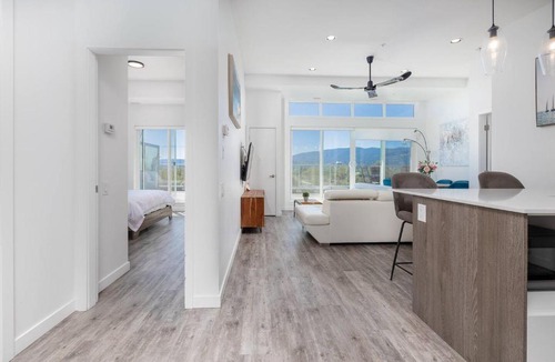 South Pandosy Apartment | 180 Mt View Huge Balcony 2BR 3Beds 2Bath 2Parkings Penthouse