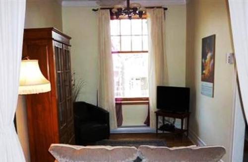 La Petite-Patrie Apartment | #194 Cozy, Warm APT in Rosemont