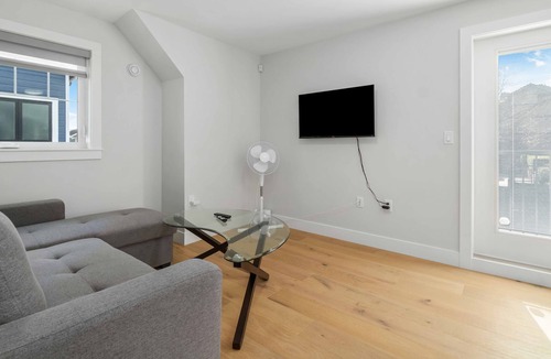 Ladner House | 1BD Cute Coach Home B in Delta!