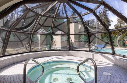 Upper Village House | 1BR and Sofabed in Marquise, Near Ski Hill, Fireplace, Hot Tub and Sauna, Gym Access