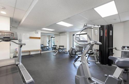 Upper Village House | 1BR and Sofabed in Marquise, Near Ski Hill, Fireplace, Hot Tub and Sauna, Gym Access