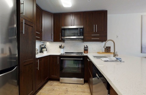 Village North Condo | 1BR + Den | Marketplace Lodge | Gas Fireplace | Village Location | Complex Hot Tub