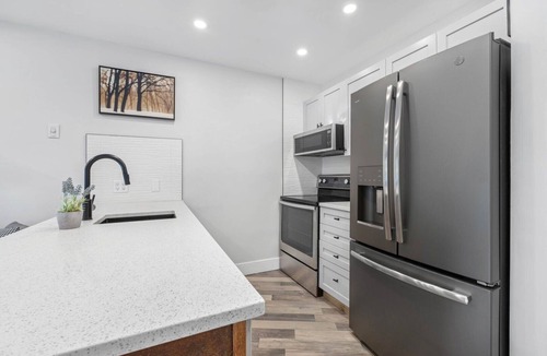 Village North Condo | 1BR + Den | Marketplace Lodge | Village Location | Mountain Views | Gas Fireplace | Parking