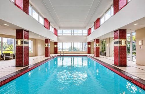 Islington - City Centre West Apartment | 1BR plus Den with free Parking, Pool, Gym and Hot Tub