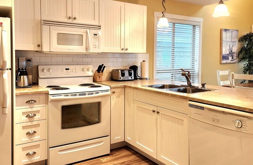 Central Okanagan House | 2 Bed and Loft Pet Friendly Cottage at La Casa!