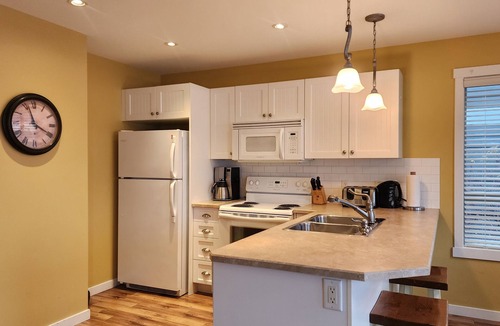 Central Okanagan House | 2 Bed and Loft Pet Friendly Cottage at La Casa!
