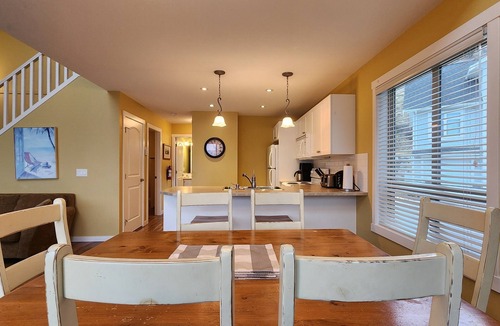 Central Okanagan House | 2 Bed and Loft Pet Friendly Cottage at La Casa!