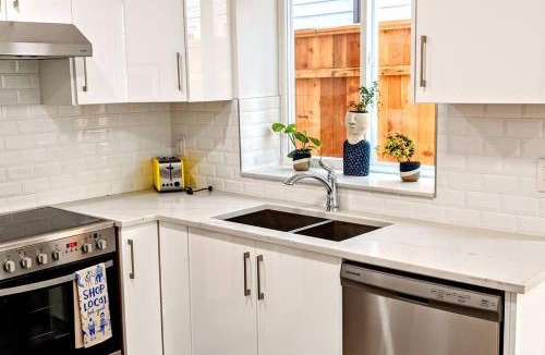 Grandview-Woodland Apartment | 2 Bed Apartment Free Parking Central Location