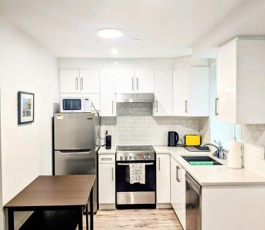 Grandview-Woodland Apartment | 2 Bed Apartment Free Parking Central Location