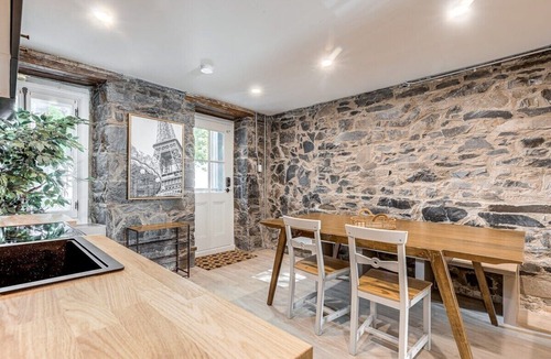 Vieux-Quebec-Cap-Blanc-colline Parlementaire Hotel | 2-Bed in Historic, Charming Heart of Old Quebec