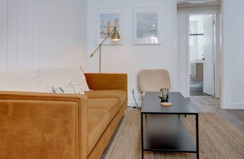 Dartmouth House | 2 bed Urban Oasis - tranquil, relaxing backyard & garden