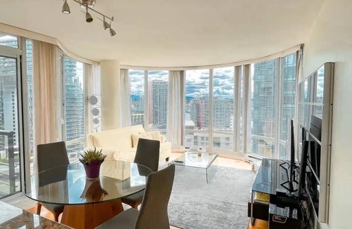 Yaletown Condo | 2 bedroom + 2 bathroom Yaletown condo with view of the False Creek Marina