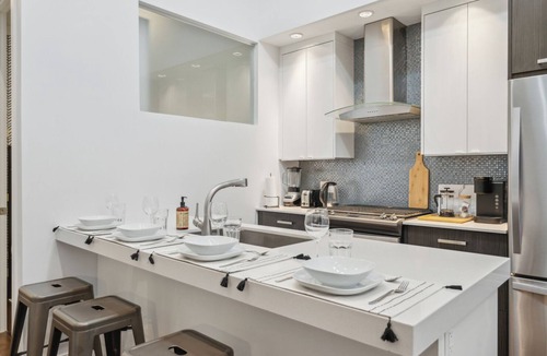 Connaught Apartment | 2 Bedroom 2BAth |Entire Apt in Beltline| Underground Parking