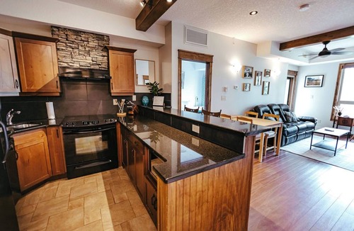 Radium Hot Springs Apartment | 2 Bedroom - A/C - Pool - Hot tub