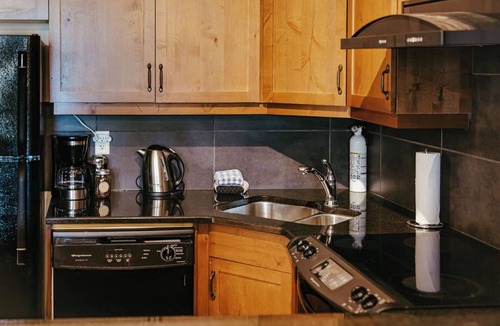 Radium Hot Springs Apartment | 2 Bedroom - A/C - Pool - Hot tub