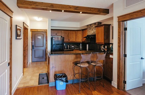 Radium Hot Springs Apartment | 2 Bedroom - A/C - Pool - Hot tub