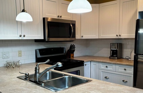 Central Okanagan House | 2 Bedroom and Loft Pet Friendly Cottage on Lake Okanagan!