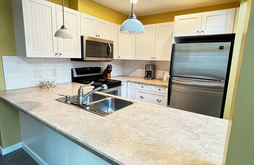 Central Okanagan House | 2 Bedroom and Loft Pet Friendly Cottage on Lake Okanagan!