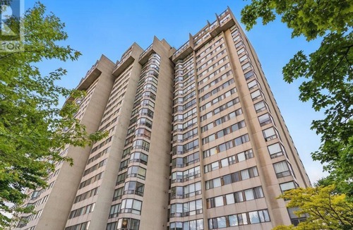 Downtown Mississauga Apartment | 2-Bedroom Apartment 30 minutes away from Toronto