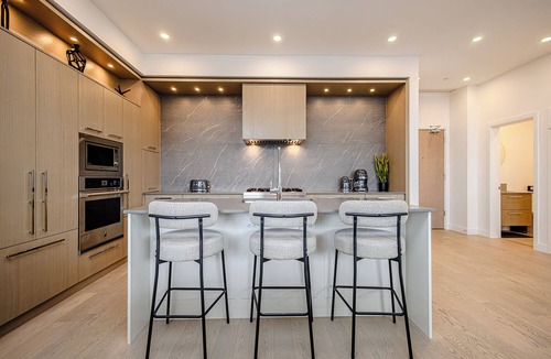 South Pandosy House | 2-bedroom condo with king beds in Kelowna across from Gyro Beach. Rooftop Deck.