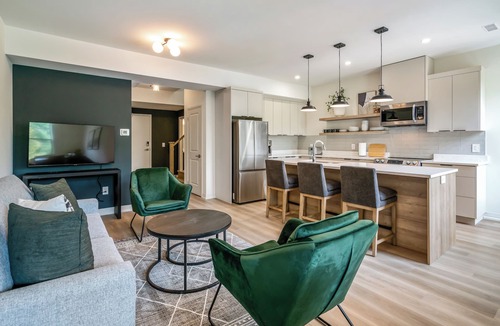 St. Davids Apartment | 2 Bedroom Modern Brand New Niagara Apartment up to 4 People