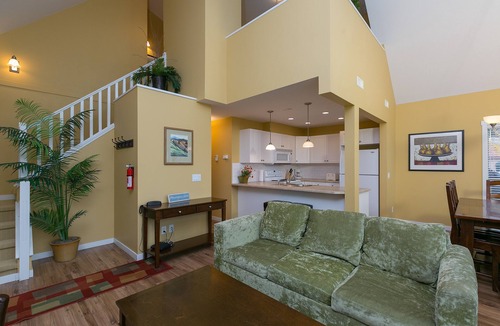 Central Okanagan Cottage | 2 Bedroom + Open Den/Loft Lakeview cottage along La Casa Cottage Resort
