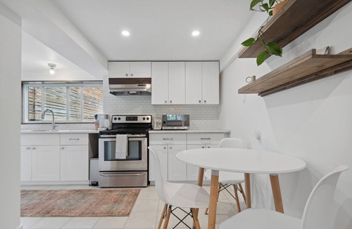 Cobble Hill House | 2 Bedroom suite with hot tub! Minutes to local attractions, dining, and trails!