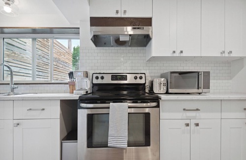 Cobble Hill House | 2 Bedroom suite with hot tub! Minutes to local attractions, dining, and trails!