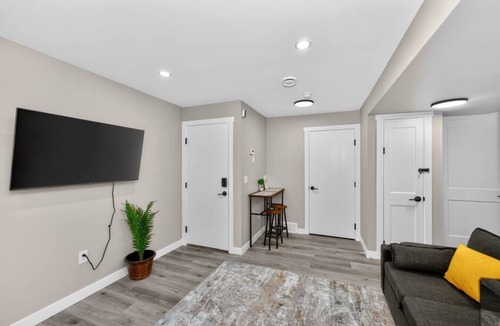 Highland Park House | 2 BR Suite YYC Airport & Downtown - 4324 – DN