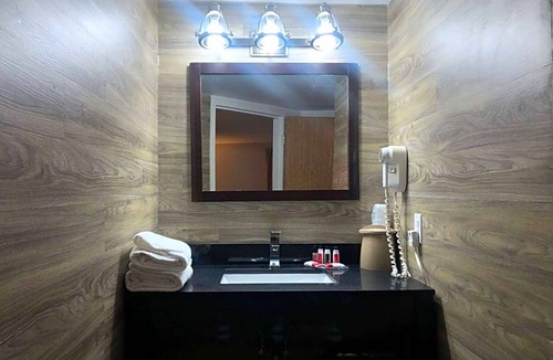 Lindsay Hotel | 2-Star Hotel ∙ Ramada by Wyndham Lindsay