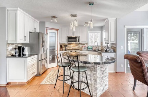 Bridlewood House | 2 Suites, 6 Beds +Sofa Bed | Sauna|Sleeps 14