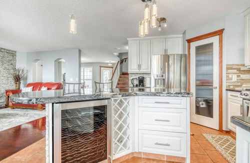 Bridlewood House | 2 Suites, 6 Beds +Sofa Bed | Sauna|Sleeps 14