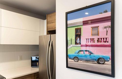 Cote-Des-Neiges—Notre-Dame-De-Grace Apartment | 218 - Emerald Retro KING Suite with Parking, Gym,DT&Airport