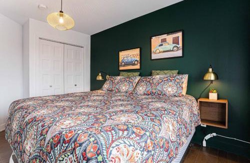 Cote-Des-Neiges—Notre-Dame-De-Grace Apartment | 218 - Emerald Retro KING Suite with Parking, Gym,DT&Airport