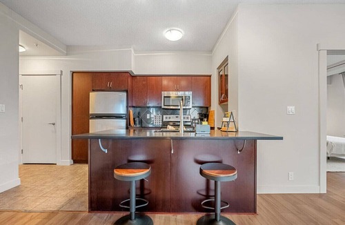 Haysboro Apartment | 21st-Floor Penthouse City & Mountain Views