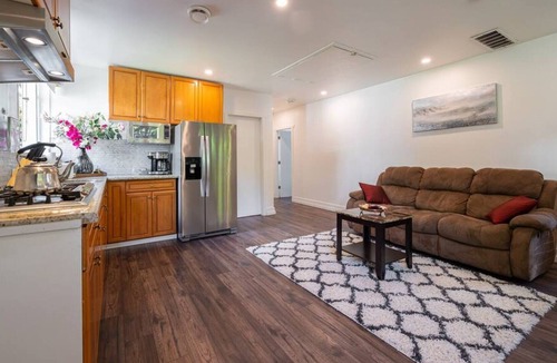 Hollyburn House | 2BD home away from home in Ambleside beach.