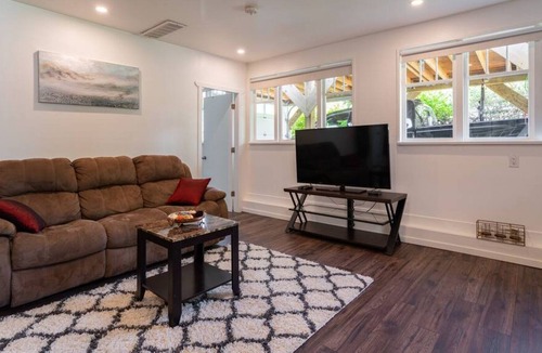 Hollyburn House | 2BD home away from home in Ambleside beach.