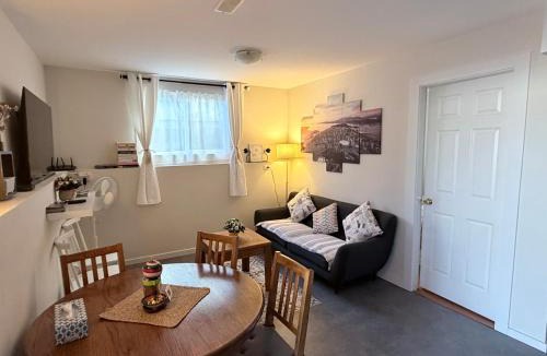 Knight House | 2BR 1BA Garden View Guest Suite - King-size Bed - Free Parking