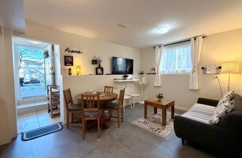 Knight House | 2BR 1BA Garden View Guest Suite - King-size Bed - Free Parking