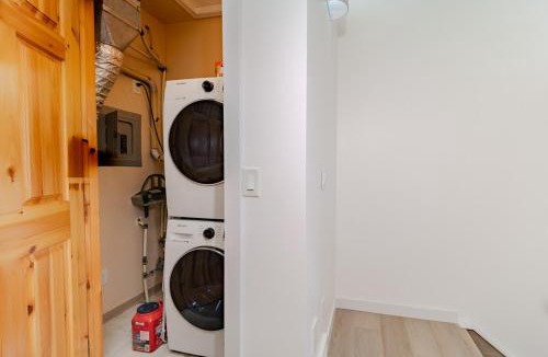 Harvie Heights Apartment | 2BR 2BA Newly Renovated Harvie Heights Townhouse retreat