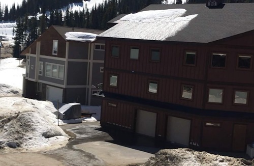 Apex Mountain Condo | 2br - Apex Condo - Outlaws Inn (5 minute walk to chairlifts at Apex ski)