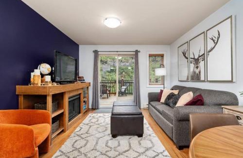 Golden House | 2BR Condo at The Aspens BBQ plus Terrace Views