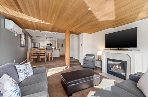Blueberry Hill Condo | 2BR | Ironwood | Stunning Mtn Views | Shared Hot Tub & Pool | Fireplace | Parking