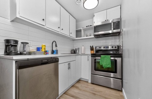 Highland Park House | 2BR Near YYC Airport & Downtown + Free Parking - 4644 – DN