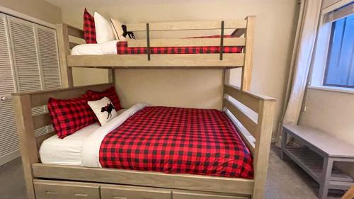 Blueberry Hill House | 2BR plus Loft, Modern and Spacious, Hot Tub and Sauna, Private Balcony, Fireplace